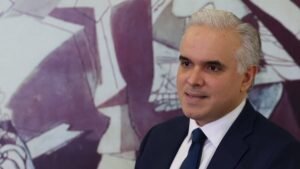 De Camps sale a responder a la oposición en medio de cuestionamientos por el arranque escolar