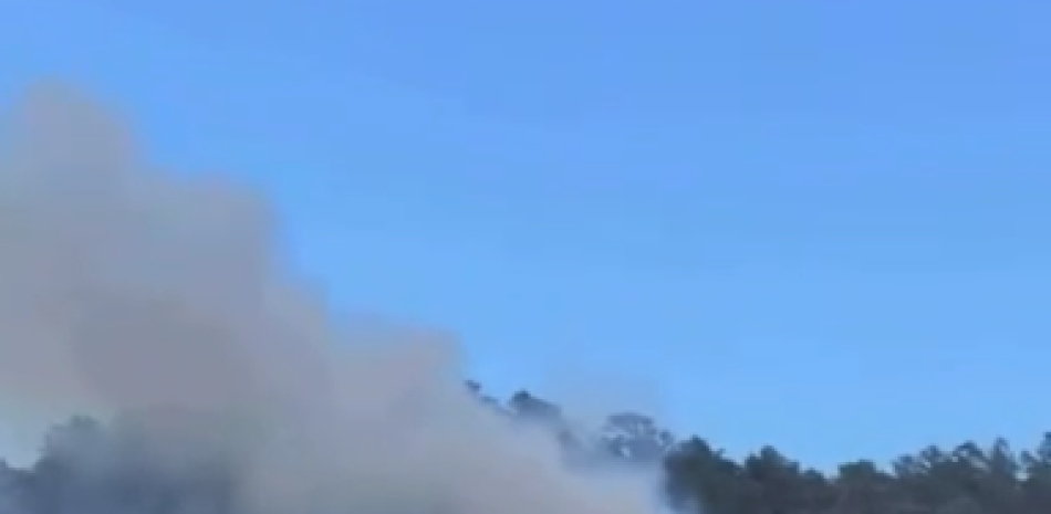 Incendio en Cañada Seca mantiene en alerta a Constanza y reabre dudas sobre la respuesta forestal